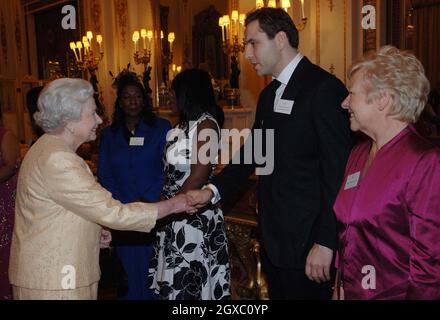 La regina Elisabetta ll incontra il comico David Walliams presso un ricevimento di Buckingham Palace per i migliori realizzatori del paese il 2006 dicembre a Londra, Inghilterra. Foto Stock