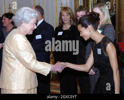 La regina Elizabeth ll incontra l'attrice Thandie Newton presso un ricevimento di Buckingham Palace per i migliori realizzatori del paese il December19, 2006 a Londra, Inghilterra. Foto Stock