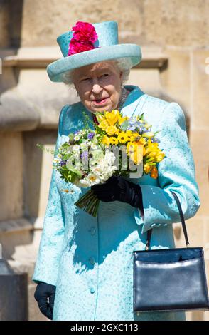 La Regina Elisabetta sarà presente al servizio del giorno di Pasqua presso la Cappella di San Giorgio A Windsor Foto Stock