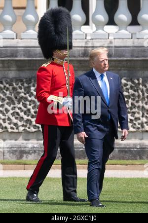 Il presidente DEGLI STATI UNITI Donald Trump ispeziona la Guardia d'onore durante un benvenuto in cerimonia a Buckingham Palace il primo giorno della sua visita di Stato in Gran Bretagna il 03 giugno 2019. Foto Stock