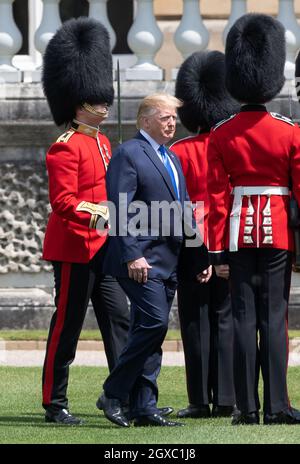 Il presidente DEGLI STATI UNITI Donald Trump ispeziona la Guardia d'onore durante un benvenuto in cerimonia a Buckingham Palace il primo giorno della sua visita di Stato in Gran Bretagna il 03 giugno 2019. Foto Stock