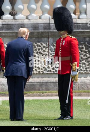 Il presidente DEGLI STATI UNITI Donald Trump ispeziona la Guardia d'onore durante un benvenuto in cerimonia a Buckingham Palace il primo giorno della sua visita di Stato in Gran Bretagna il 03 giugno 2019. Foto Stock