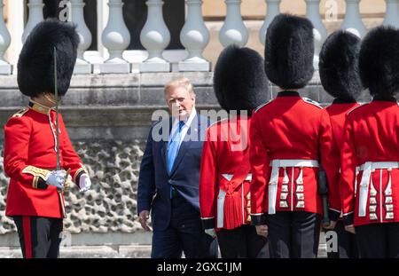 Il presidente DEGLI STATI UNITI Donald Trump ispeziona la Guardia d'onore durante un benvenuto in cerimonia a Buckingham Palace il primo giorno della sua visita di Stato in Gran Bretagna il 03 giugno 2019. Foto Stock