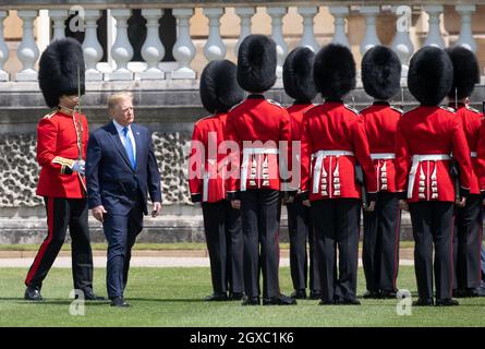 Il presidente DEGLI STATI UNITI Donald Trump ispeziona la Guardia d'onore durante un benvenuto in cerimonia a Buckingham Palace il primo giorno della sua visita di Stato in Gran Bretagna il 03 giugno 2019. Foto Stock