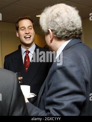 Il Principe William chiacchiera con il primo ministro del Galles Rhodri Morgan al Millennium Stadium di Cardiff il 4 febbraio 2007. Il Principe William assunse ufficialmente il suo ruolo di Vice Royal Patron della Welsh Rugby Union. Il principe era al Millennium Stadium di Cardiff per vedere il Galles giocare in Irlanda nella loro partita di apertura del torneo delle sei Nazioni. Anwar Hussein/EMPICS Entertainment Foto Stock