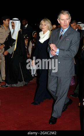 Il Principe Carlo, Principe di Galles e Camilla, Duchessa di Cornovaglia arrivano all'aeroporto internazionale di Kuwait il 19 febbraio 2007 per l'inizio di un tour di 10 giorni del Medio Oriente. Foto Stock