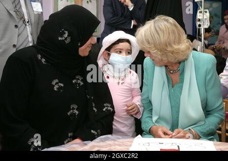 Camilla, Duchessa di Cornovaglia incontra i giovani pazienti durante una visita all'Associazione Kuwait per la cura dei Bambini Hospital in Kuwait il 20 febbraio 2007. Foto Stock