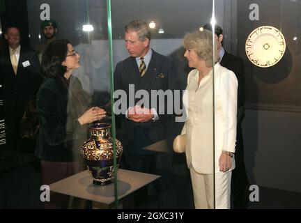 Il Principe Carlo, Principe di Galles e Camilla, Duchessa di Cornovaglia, guarda le mostre di arte islamica ad un Museo di Doha, Qatar il 24 febbraio 2007. Foto Stock