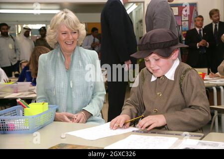 Camilla, Duchessa di Cornovaglia incontra gli alunni alla Scuola di lingua inglese di Doha, Qatar, il 25 febbraio 2007. Foto Stock