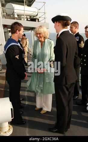 Camilla, Duchessa di Cornovaglia incontra i membri dell'equipaggio della Royal Navy Frigate HMS Sutherland alla base navale del Bahrain il 25 febbraio 2007. Foto Stock