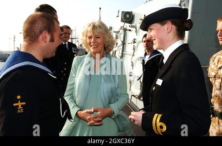 Camilla, Duchessa di Cornovaglia incontra i membri dell'equipaggio della Royal Navy Frigate HMS Sutherland alla base navale del Bahrain il 25 febbraio 2007. Foto Stock