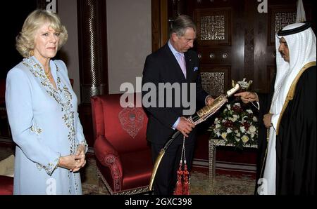 Il Principe Carlo, Principe di Galles riceve una spada ornata dal Re del Bahrain quando visita il Palazzo reale con Camilla, Duchessa di Cornovaglia il 25 febbraio 2007 in Bahrain. Foto Stock