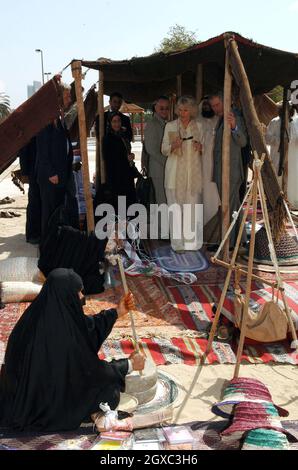 Il Principe Carlo, Principe di Galles e Camilla, Duchessa di Cornovaglia, guarda una donna araba al lavoro nella tenda del patrimonio nella zona della città vecchia di Bastakia a Dubai il 28 febbraio 2007. Foto Stock