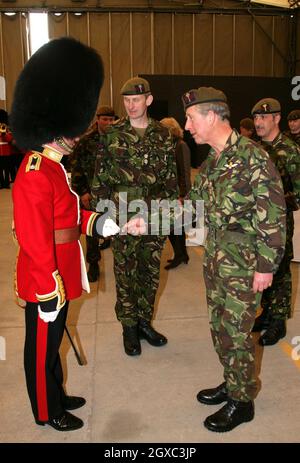 Il Principe Carlo, Principe del Galles, indossando la sua uniforme come colonnello-in-Capo delle Guardie Welsh, presenta al bandleader un guanciale cerimoniale durante una visita al 1° Battaglione Guardie Welsh sulle funzioni di mantenimento della pace in Bosnia il giorno di San David, 1 marzo 2007 a Banja Luka, Bosnia. Foto Stock