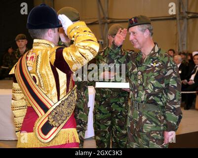 Il principe Carlo, principe del Galles, che indossa la sua uniforme come colonnello-in-capo delle Guardie gallesi, saluta durante una visita al 1° Battaglione Guardie gallesi sui doveri di mantenimento della pace in Bosnia il giorno di San Davide, 1 marzo 2007 a Banja Luka, Bosnia. Foto Stock