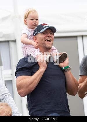 Mike Tindall porta la figlia Lena Tindall durante il Festival of British Eventing al Gatcombe Park Foto Stock