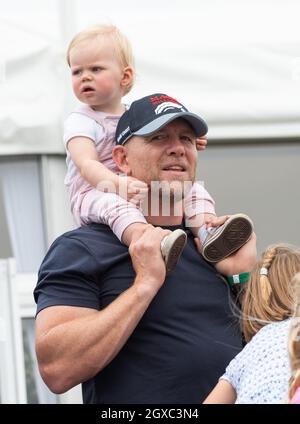 Mike Tindall porta la figlia Lena Tindall durante il Festival of British Eventing al Gatcombe Park Foto Stock