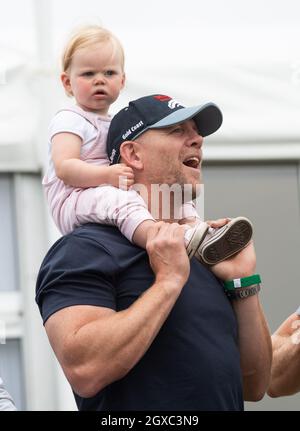 Mike Tindall porta la figlia Lena Tindall durante il Festival of British Eventing al Gatcombe Park Foto Stock