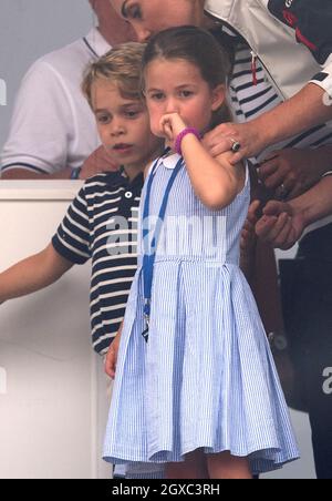 Il Principe George e la Principessa Charlotte partecipano alla presentazione dopo la regata inaugurale della King's Cup, ospitata dal Duca e dalla Duchessa di Cambridge, a Cowes, Isola di Wight l'8 agosto 2019. Foto Stock