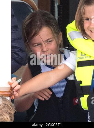 La Principessa Charlotte guarda la regata inaugurale della King's Cup, ospitata dal Duca e dalla Duchessa di Cambridge, a Cowes, Isola di Wight l'8 agosto 2019. Foto Stock