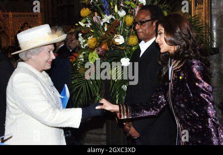 La regina Elisabetta ll incontra l'attrice Bollywood e la celebrità il grande fratello contestant Shilpa Shetty all'Abbazia di Westminster a Londra all'annuale celebrazione del giorno del Commonwealth il 12 marzo 2007. Foto Stock