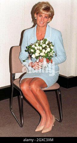 Diana, Principessa del Galles viene presentata con la prima rosa che le prende il nome presso gli uffici della British Lung Foundation nel centro di Londra il 21 aprile 1997. Si spera che le vendite della rosa, che va in mostra pubblica per la prima volta al Chelsea Flower Show il mese prossimo, solleverà migliaia di sterline per la ricerca sulle malattie polmonari. Foto Stock