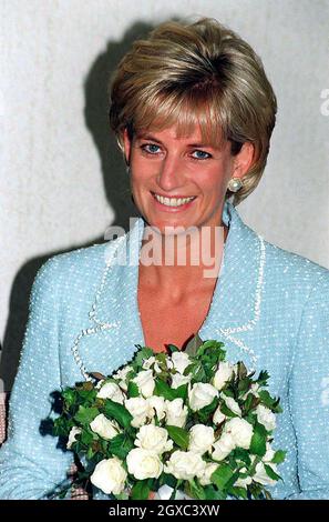 Diana, Principessa del Galles viene presentata con la prima rosa che le prende il nome presso gli uffici della British Lung Foundation nel centro di Londra il 21 aprile 1997. Si spera che le vendite della rosa, che va in mostra pubblica per la prima volta al Chelsea Flower Show il mese prossimo, solleverà migliaia di sterline per la ricerca sulle malattie polmonari. Foto Stock