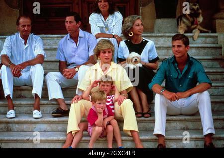 Il Principe Carlo, Principe di Galles e Diana, Principessa di Galles si rilassano con il Principe William, il Principe Harry e la Famiglia reale Spagnola in vacanza a Maiorca il 10 agosto 1987. Foto Stock