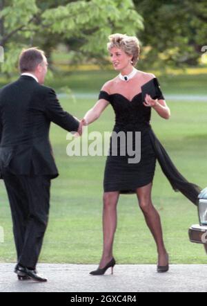 Diana, Principessa del Galles, indossando uno splendido abito nero commissionato da Christina Stambolian, partecipa alla festa della Vanity Fair alla Serpentine Gallery nel 1994. Il famoso 'vestito nero' era uno spettacolare colpo della Principessa, indossato proprio la sera che il Principe Carlo fece il suo famigerato adulterio ingresso in televisione. Foto Stock