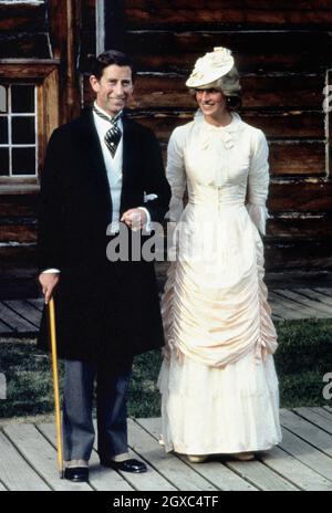 Il principe e la principessa del Galles vestono in moda Klondike durante il loro giro del Canada. Foto Stock