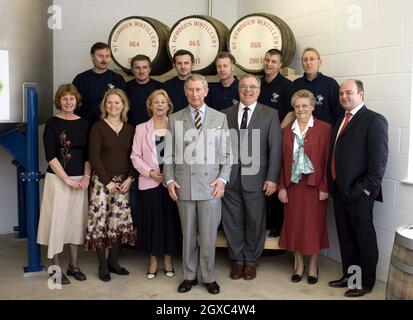 Il Principe Carlo, Principe di Galles, si pone con la famiglia Nelstrop e i lavoratori della distilleria mentre visita la English Whisky Company a Norfolk il 27 marzo 2007. Foto Stock