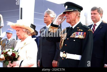 La regina Elisabetta II e il principe Filippo, duca di Edimburgo, si uniscono al primo ministro francese Dominique de Villepin (a destra della regina) e al primo ministro canadese Stephen Harper (a destra del duca) durante una cerimonia per celebrare il 90° anniversario della battaglia di Vimy Ridge, In cui più di 3,500 truppe canadesi sono state uccise, nel nord della Francia il 9 aprile 2007. Foto Stock