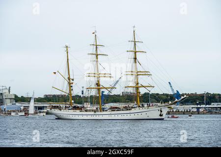 Kiel, 4. Oktober 2021, Marinestützpunkt Kiel-Wik. Willkommen zu Hause! Segelschulschiff „Gorch Fock“ kehrt Zurück in den Heimathafen Kiel. Großer dipend Foto Stock