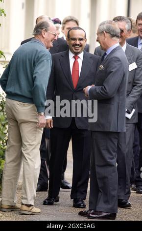 Il Principe Carlo, Principe del Galles visita Poundbury a Dorset con sua altezza il Principe Corona del Bahrain (cravatta rossa) e incontra un residente del villaggio, ex comandante Bill Kay-Smith il 27 aprile 2007. Foto Stock