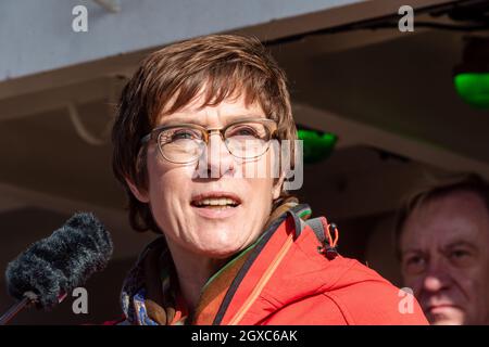 Kiel, 4. Oktober 2021, Marinestützpunkt Kiel-Wik. Willkommen zu Hause! Segelschulschiff „Gorch Fock“ kehrt Zurück in den Heimathafen Kiel. Großer dipend Foto Stock