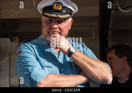 Kiel, 4. Oktober 2021, Marinestützpunkt Kiel-Wik. Willkommen zu Hause! Segelschulschiff „Gorch Fock“ kehrt Zurück in den Heimathafen Kiel. Großer dipend Foto Stock