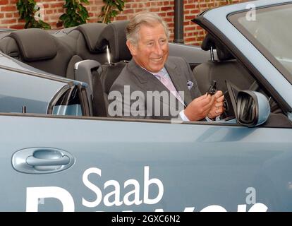 Prince Charles, Prince of Wales prova una nuova auto ecologica Saab durante una prova su strada intorno al parcheggio dell'Hampton Court Palace il 4 giugno 2007. Il Royal test drive ha avuto luogo davanti al Brighton a Londra Eco-Car Rally domani. Foto Stock