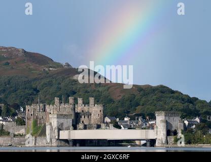 Rainbow sopra il castello di Conwy Foto Stock