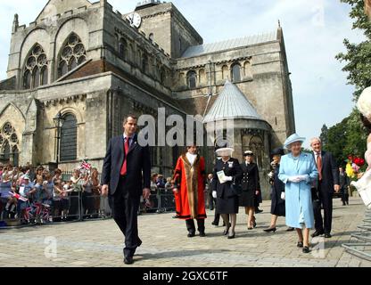 La Regina Elisabetta II visita l'Abbazia di Romsey per un servizio per commemorare il 400° anniversario della concessione della carta reale. Il partito reale allora ha continuato al posto di mercato per un 'walkabout' l'8 giugno 2007. Foto Stock