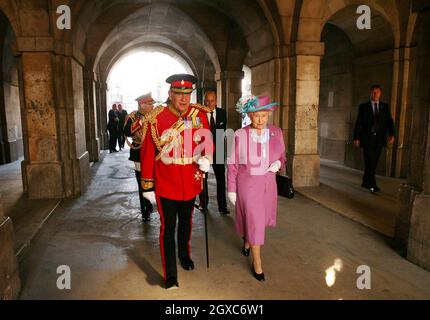 La regina Elisabetta camminerà con Lord Guthrie, ex Capo dello Stato maggiore della Difesa, mentre frequenta il Pageant della Cavalleria Household alla Horse Guards Parade di Londra. Foto Stock