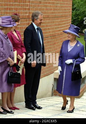 La regina Elisabetta ll incontra il primo ministro Tony Blair, la moglie Cherie e la baronessa Margaret Thatcher a seguito di un servizio commemorativo commemorativo di 25 anni dal conflitto delle Falklands alla Falkland Islands Memorial Chapel a Pangbourne, Berkshire. Foto Stock