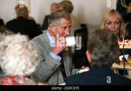 Prince Charles, Prince of Wales, è un'ottima tazza di tè durante l'annuale riunione estiva della Battle of Britain Fighter Association presso il RAF Bentley Priory di Stanmore. Foto Stock