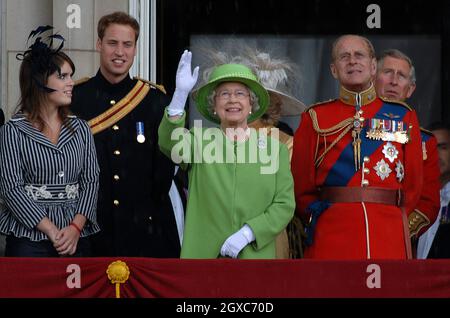 (Da sinistra a destra) Principessa Eugenie, Principe Guglielmo, Regina Elisabetta ll, Camilla, Duchessa di Cornovaglia, Il principe Filippo, duca di Edimburgo e il principe Carlo, principe di Galles si ergono sul balconato di Buckingham Palace in seguito alla cerimonia di Trooping the Color a Londra. Foto Stock