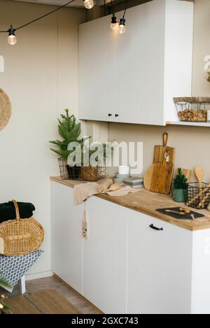 Cucina bianca minimalista in stile scandinavo, decorata per Natale e Capodanno Foto Stock