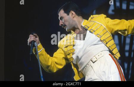 Freddie Mercury del gruppo rock Queen Perfumes in un concerto il 01 gennaio 1986 a Londra. Foto Stock
