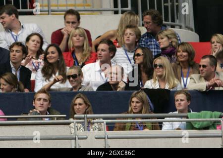 Kate Middleton (terza fila a sinistra) e suo fratello James, sorella Pippa e mamma Carole si uniscono a Zara Phillips, Mike Tindall, Peter Phillips e la ragazza Autumn Kelly nella Royal Box al Concerto per Diana al Wembley Stadium di Londra. Foto Stock