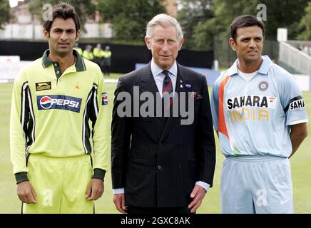 Il Principe Carlo, Principe del Galles incontra il capitano Shoaib Malik del Pakistan (a sinistra) e il capitano Rahul Sharad Dravid dell'India (a destra), davanti alla loro futura Friendship Cup, un giorno di incontro internazionale di cricket al Citylets Titwood Cricket Ground, Glasgow. Foto Stock