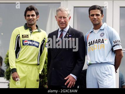 Il Principe Carlo, Principe del Galles incontra il capitano Shoaib Malik del Pakistan (a sinistra) e il capitano Rahul Sharad Dravid dell'India (a destra), davanti alla loro futura Friendship Cup, un giorno di incontro internazionale di cricket al Citylets Titwood Cricket Ground, Glasgow. Foto Stock