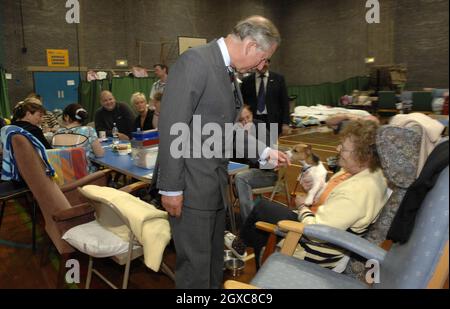 Prince Charles, Prince of Wales visita le vittime delle inondazioni nel centro sportivo del villaggio di Adwick le Street, Yorkshire. . Foto Stock