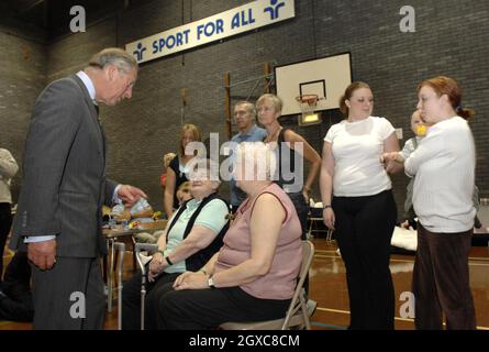 Prince Charles, Prince of Wales visita le vittime delle inondazioni nel centro sportivo del villaggio di Adwick le Street, Yorkshire. . Foto Stock